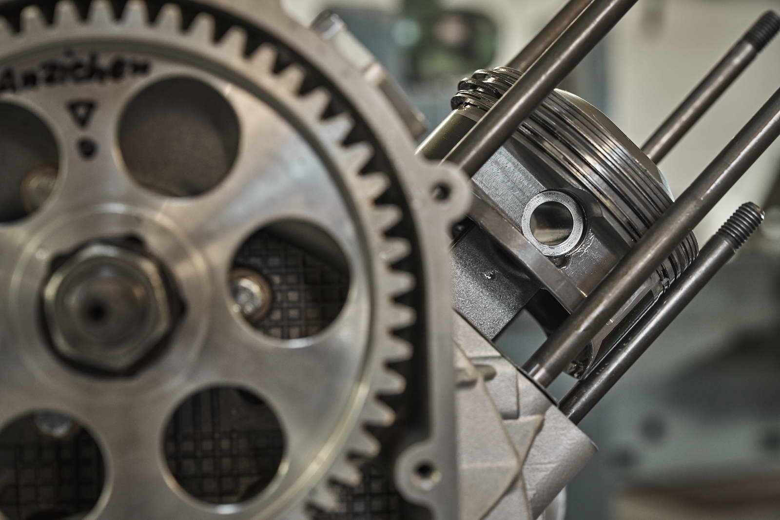 Guzzi Motor Zusammenbau René Nesselhauf